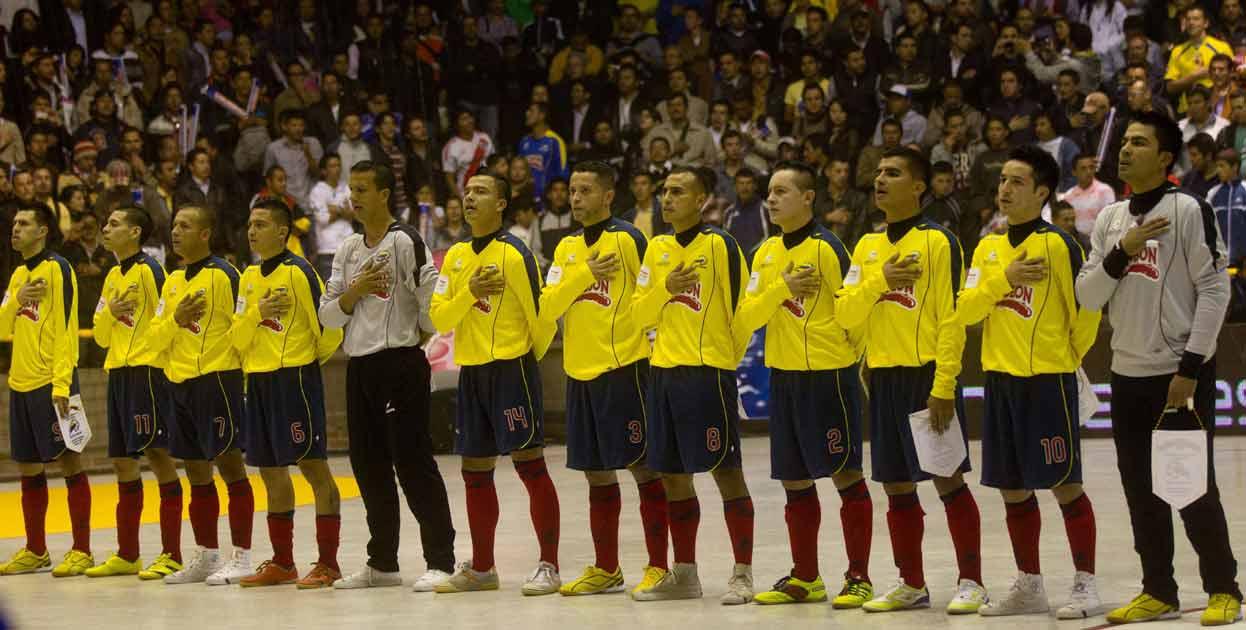 Los tres arqueros de la selección Colombia de fútbol de salón luchan