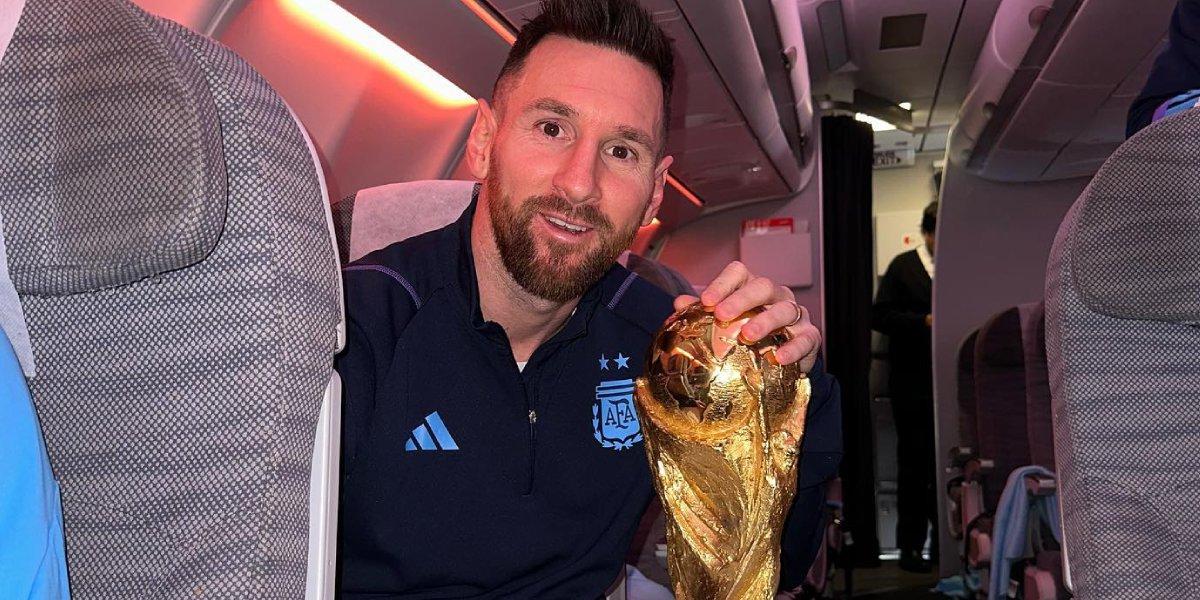 Messi Public Fotos Durmiendo Con La Copa Mundial Catar Canal