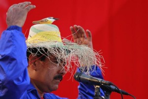 Los candidatos venezolanos intentan atraer electores con alzas salariales
