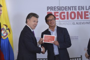 Santos chegue Petro