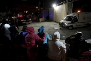Familiares de los reclusos del penal Topo Chico mira como una ambulancia sale del recinto, en Monterrey