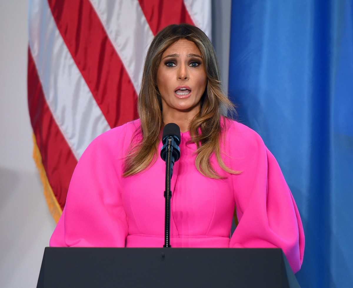 Critican a Melania Trump por usar un costoso y llamativo vestido en la ONU