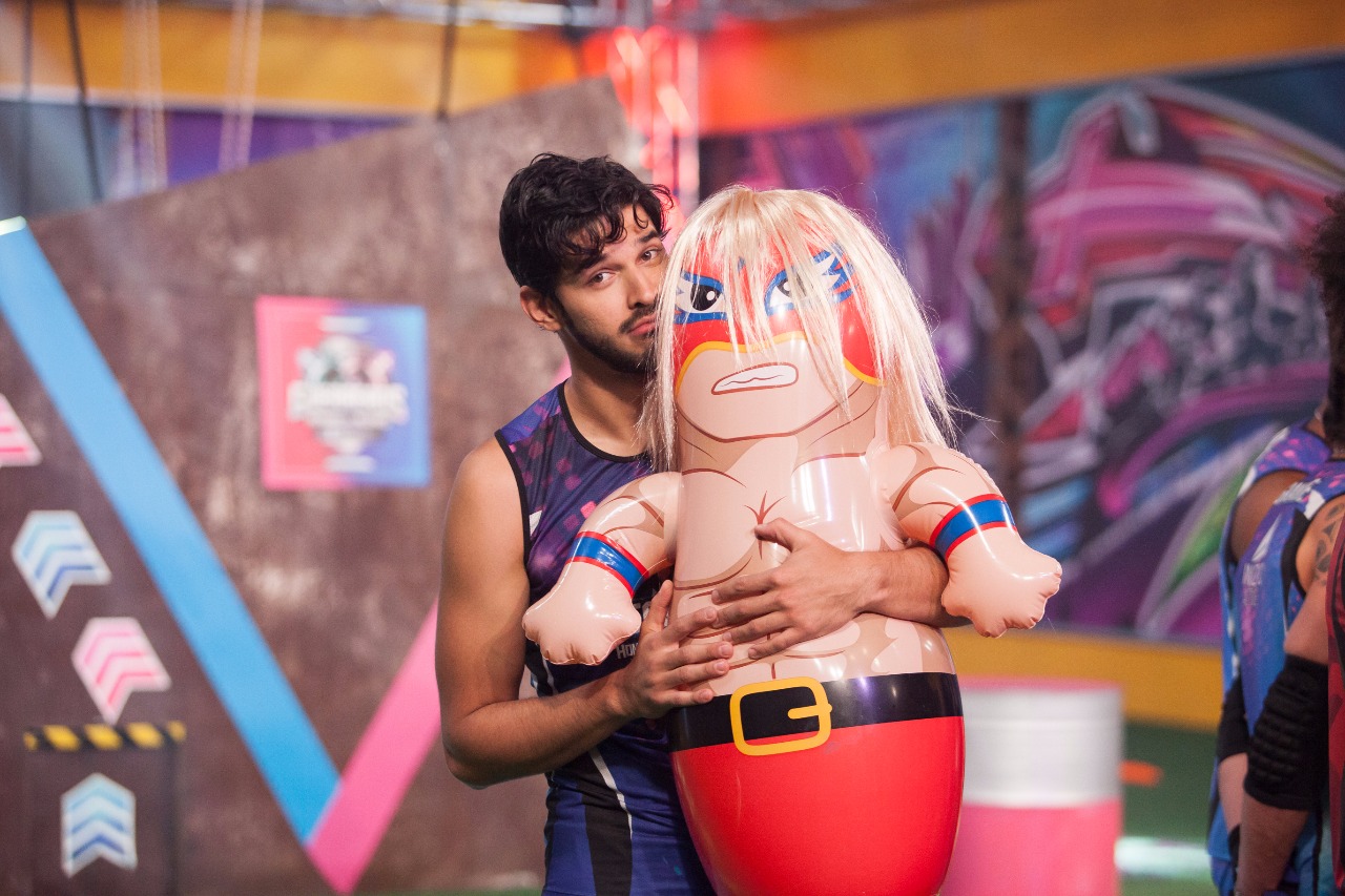 Juanse y su chica inflable en "Guerreros" La Revancha / FOTO: Antony Herrera -Digital Canal 1.