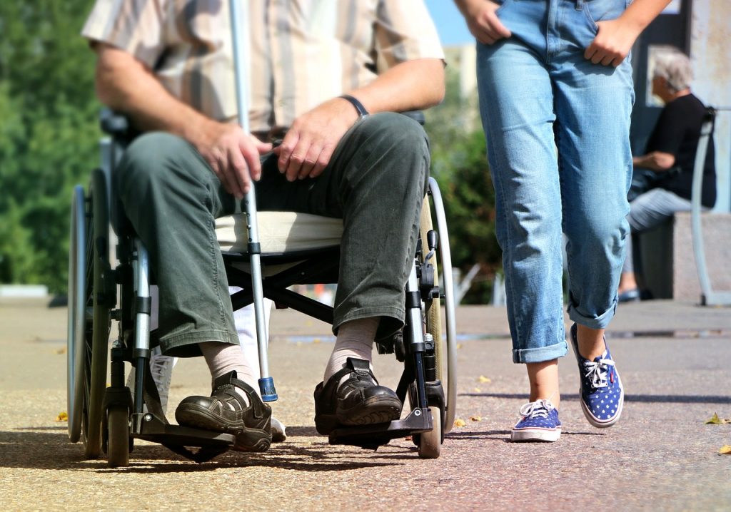 discapacitado silla de ruedas - pixabay