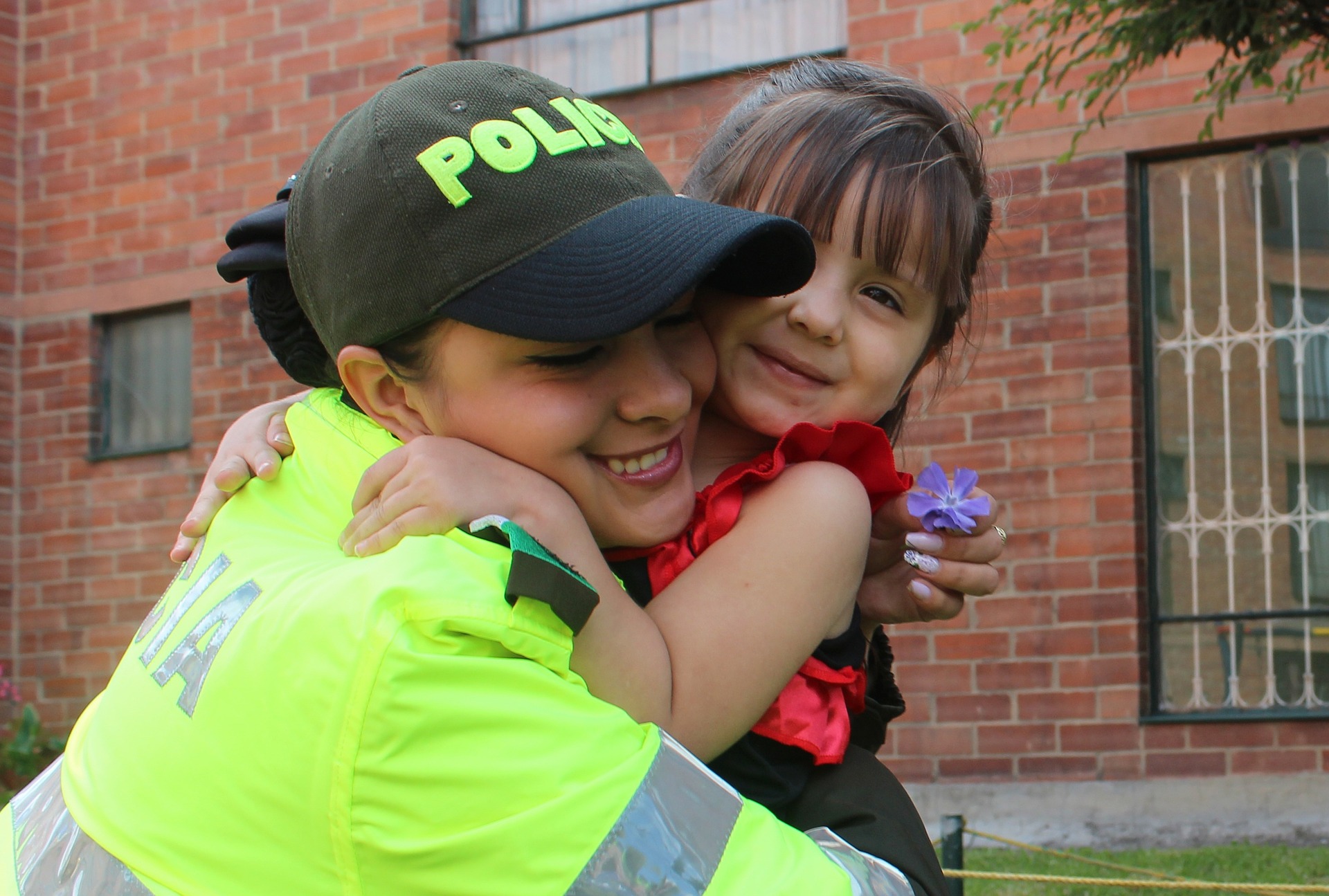 colombianos policia niños - carlosacelyb - Pixabay (CC0) colombia segundo país más feliz del mundo