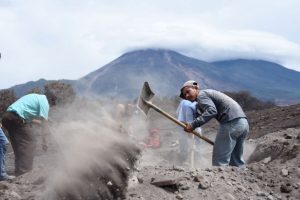 Denuncian posible omisión de alertas sobre erupción del volcán en Guatemala