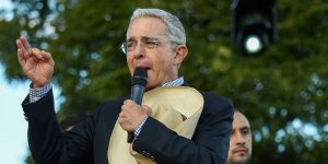 Gustavo Bolívar celebra el posible llamado a juicio de Álvaro Uribe por la masacre de El Aro