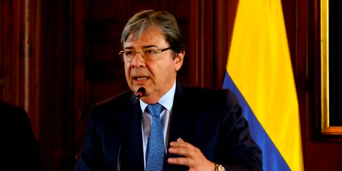 «Con la ayuda de la aspersión aérea la meta es erradicar 130 mil hectáreas de coca»: minDefensa