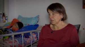 Abuela intenta mantener a su nieto con parálisis cerebral con la venta de arepas