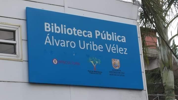 Indignación en redes por una biblioteca pública que lleva el nombre de Álvaro Uribe Vélez