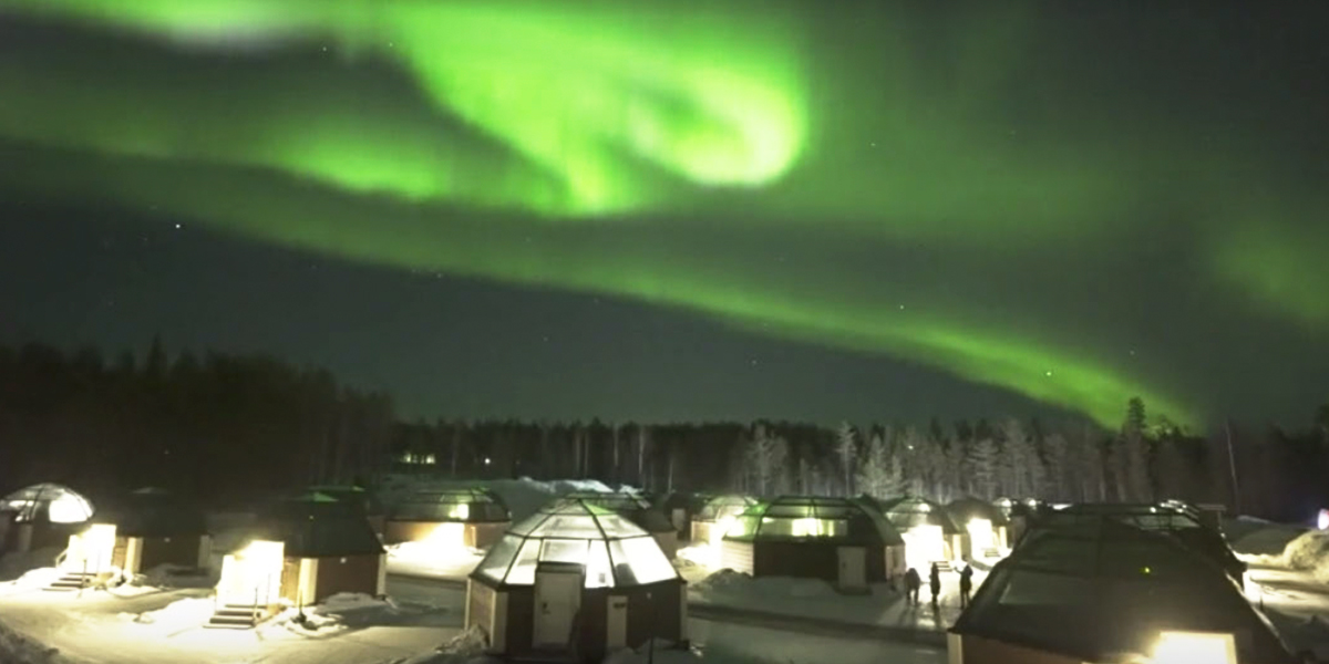 Alucinante aurora boreal baila en el cielo de Laponia, Finlandia