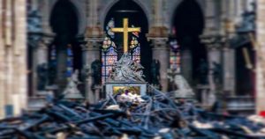 ¿Un milagro? La Cruz de Notre Dame y la estatua de la Virgen quedaron intactas