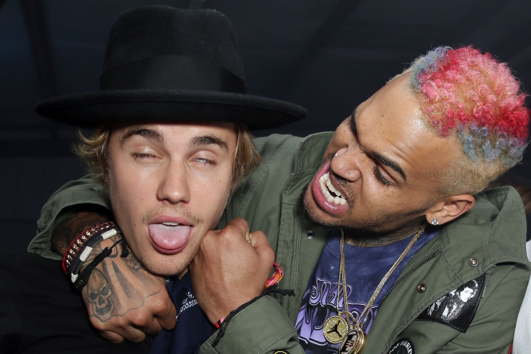Justin Bieber justifica brutal golpiza de Chris Brown a Rihanna como “un error”
