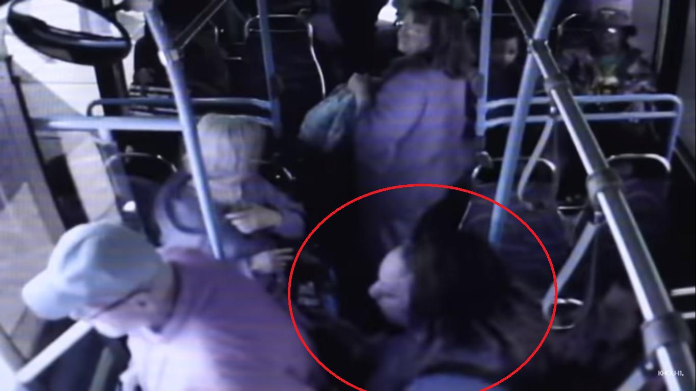 Revelan video del tremendo empujón de una joven a un anciano en un bus que causó su muerte