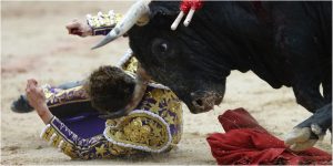 (Video) Torero quedó gravemente herido por cornada que lo atravesó