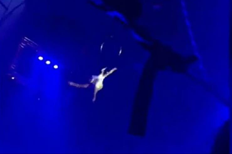 El impactante video de la caída de una acróbata que colgaba de su nuca