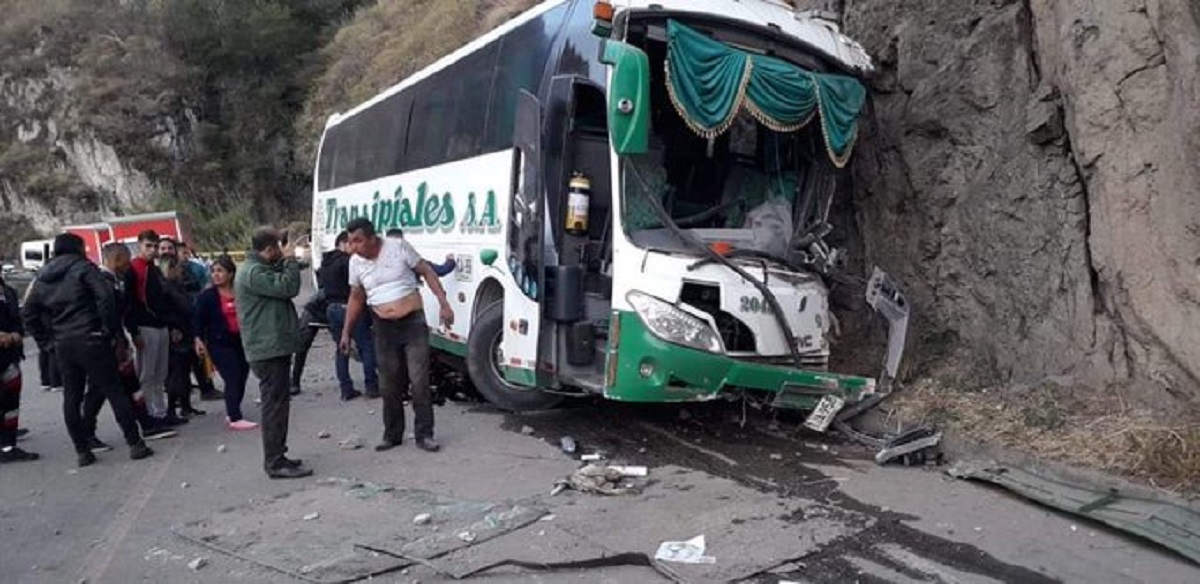 Un muerto y cinco heridos deja grave accidente de bus en Nariño - Canal 1