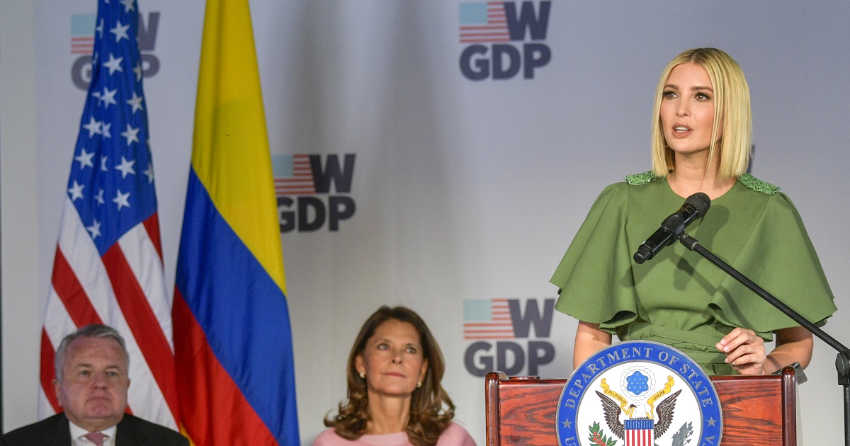 “Parece enfermera” y otras críticas al primer vestido de Ivanka Trump en Bogotá