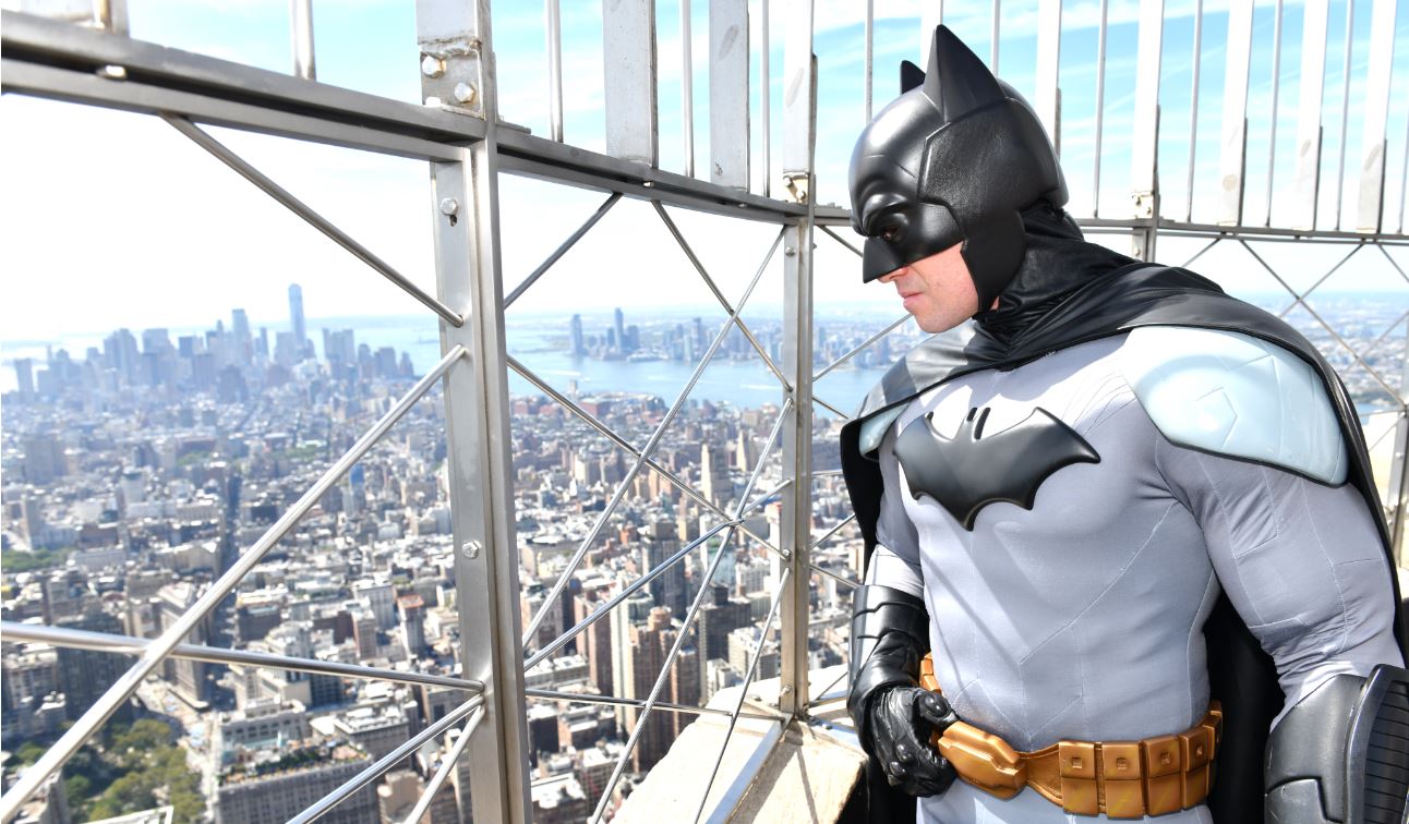 Santos festejos, Batman! La 'batiseñal' iluminará el cielo de varias  ciudades en honor a los 80 años del personaje - Canal 1