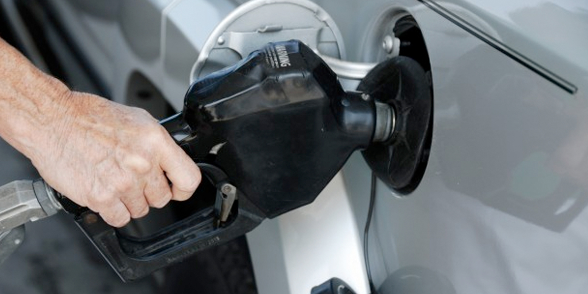 Baja el precio de la gasolina $1.200 a partir de este martes