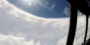 Hermoso y aterrador: así se ve desde un avión el ojo del huracán Dorian