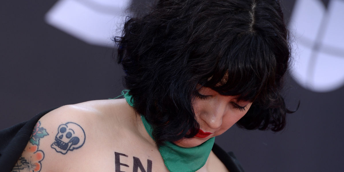 La cantante que destapó sus senos en los Latin Grammy como protesta