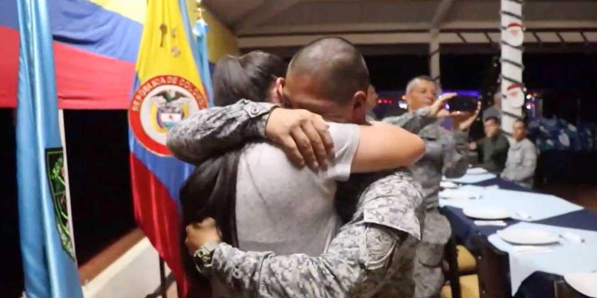 Esta fue la sorpresa que recibieron dos soldados en Navidad