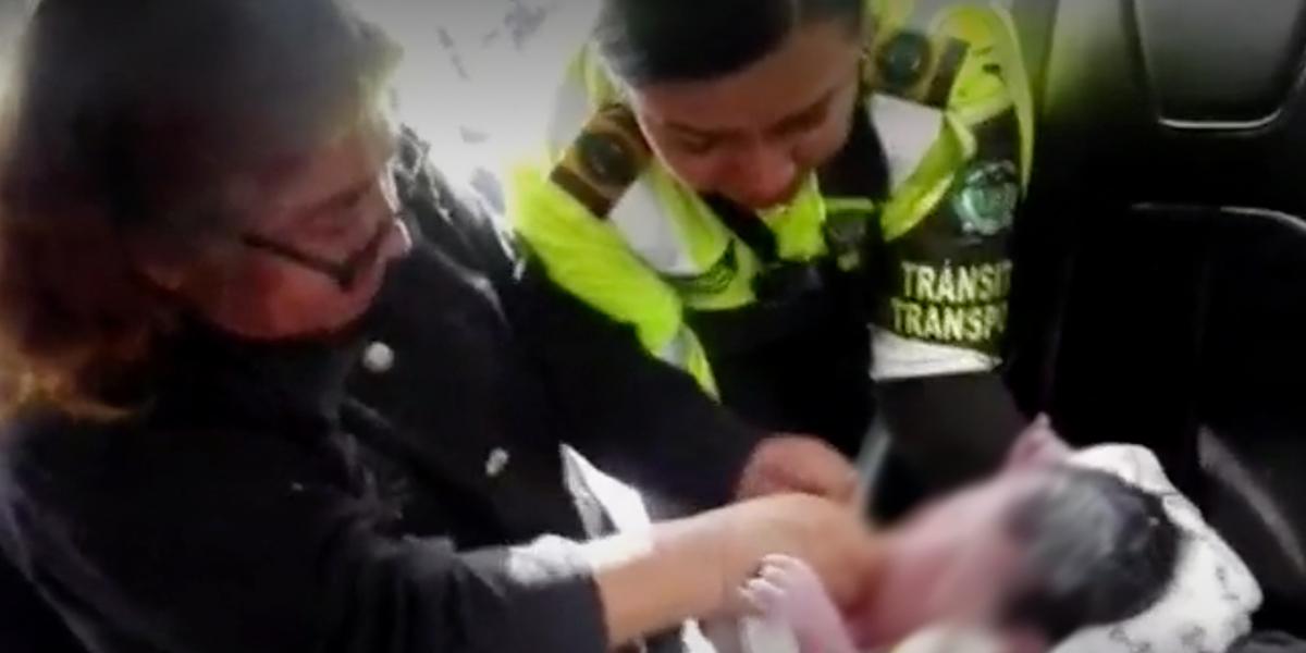 Así fue el parto que asistió una patrullera de Tránsito en medio del Plan Éxodo en Bogotá