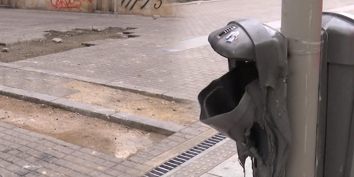 Con adoquines nuevos, vándalos agredieron durante marcha a policías en el centro de Bogotá