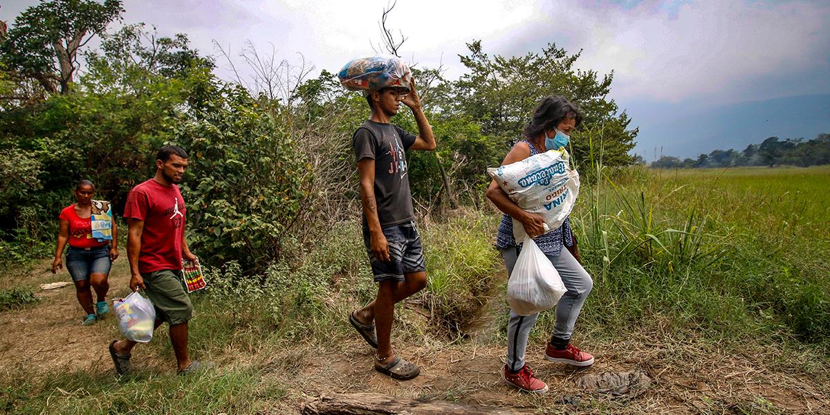 Decenas de venezolanos buscan ingresar a Colombia por trochas en la frontera con Ecuador