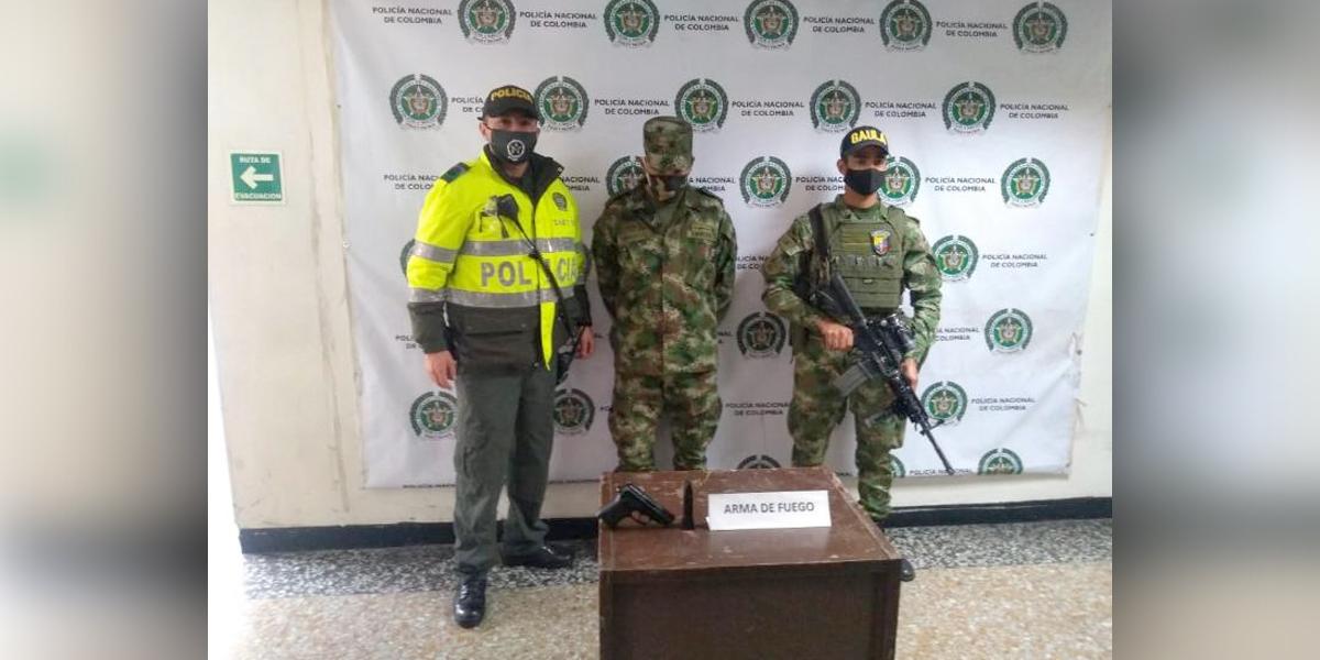 Cae hombre que fingía ser militar, presuntamente para cometer delitos