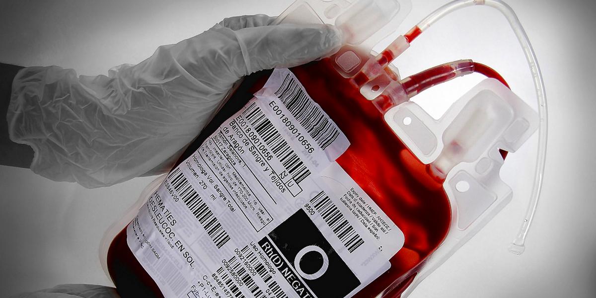 Переливание крови при каком гемоглобине. Заменитель крови. Кровь для переливания крови гемоглобин. Капельница с кровью при анемии.