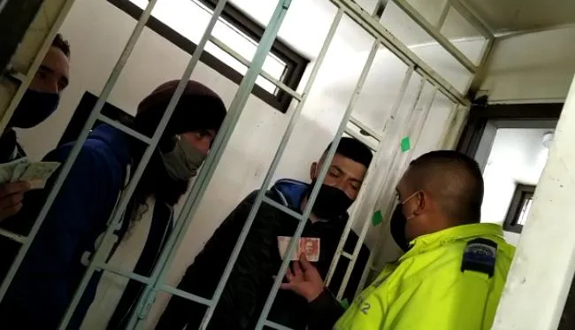 Dos jóvenes capturados por ofrecer ‘plata’ a policía que los sorprendió tomando en plena cuarentena