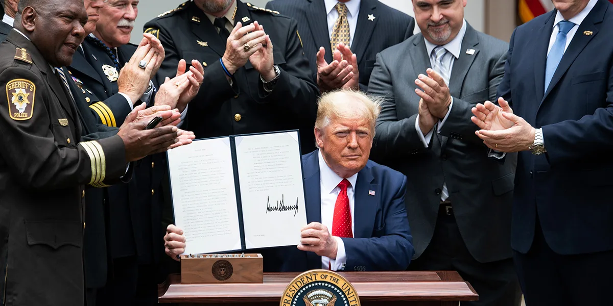 Trump firma decreto para reformar la Policía de EE. UU.