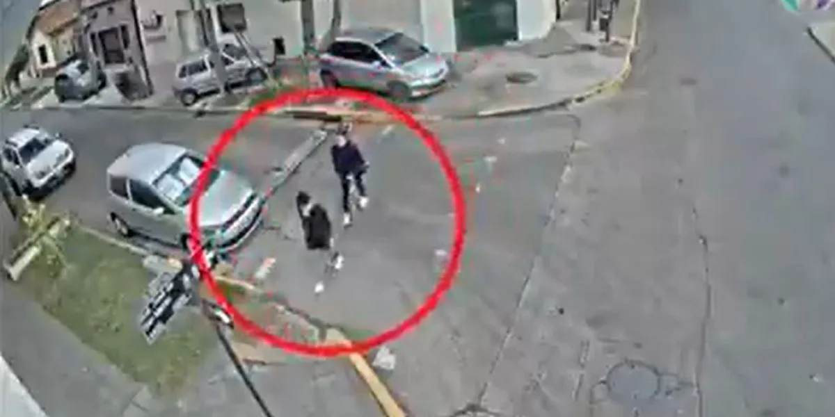 (Video) Hombre manoseó a una mujer en plena calle