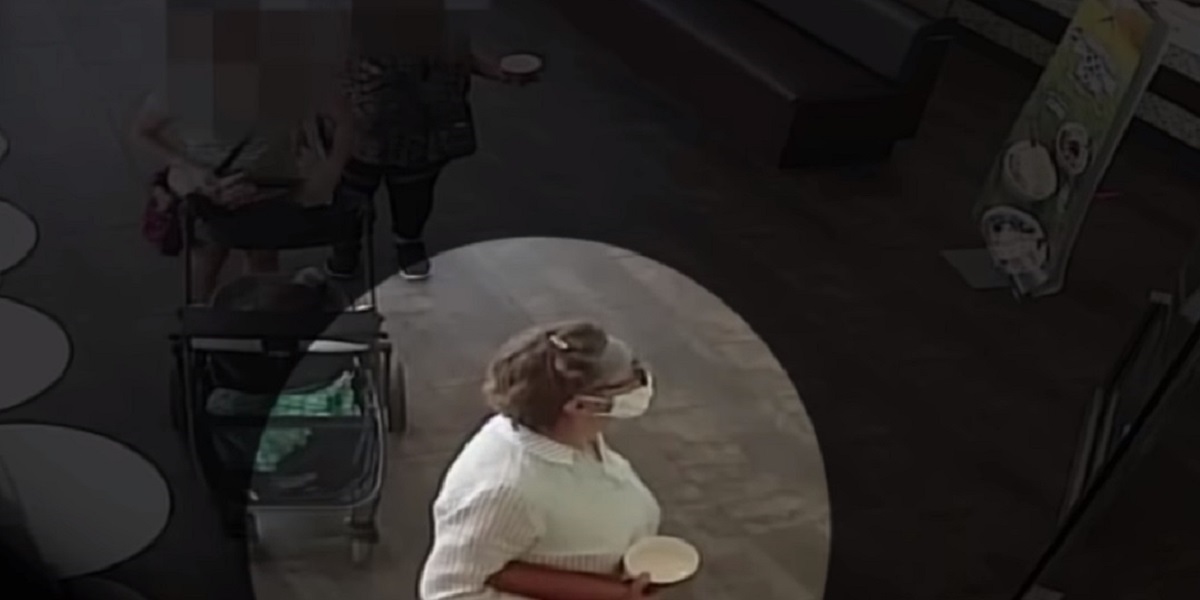 Mujer se quita el tapabocas y tose directo al rostro de un bebé hispano en EE.UU.