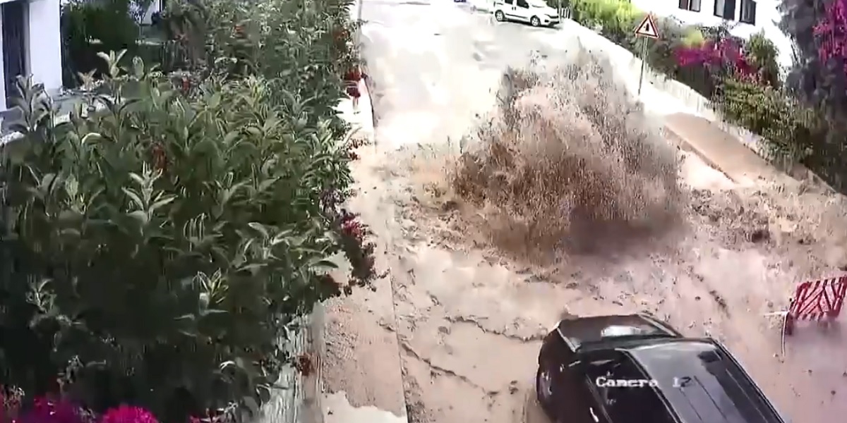 Impresionante explosión de una tubería de agua en Turquía