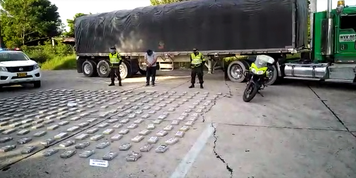 Incautan 300 kilogramos de cocaína que transportaban en un tractocamión por el Magdalena Medio