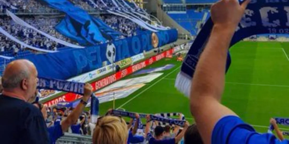 Equipo polaco de fútbol usa imagen de Pablo Escobar en una polémica pancarta
