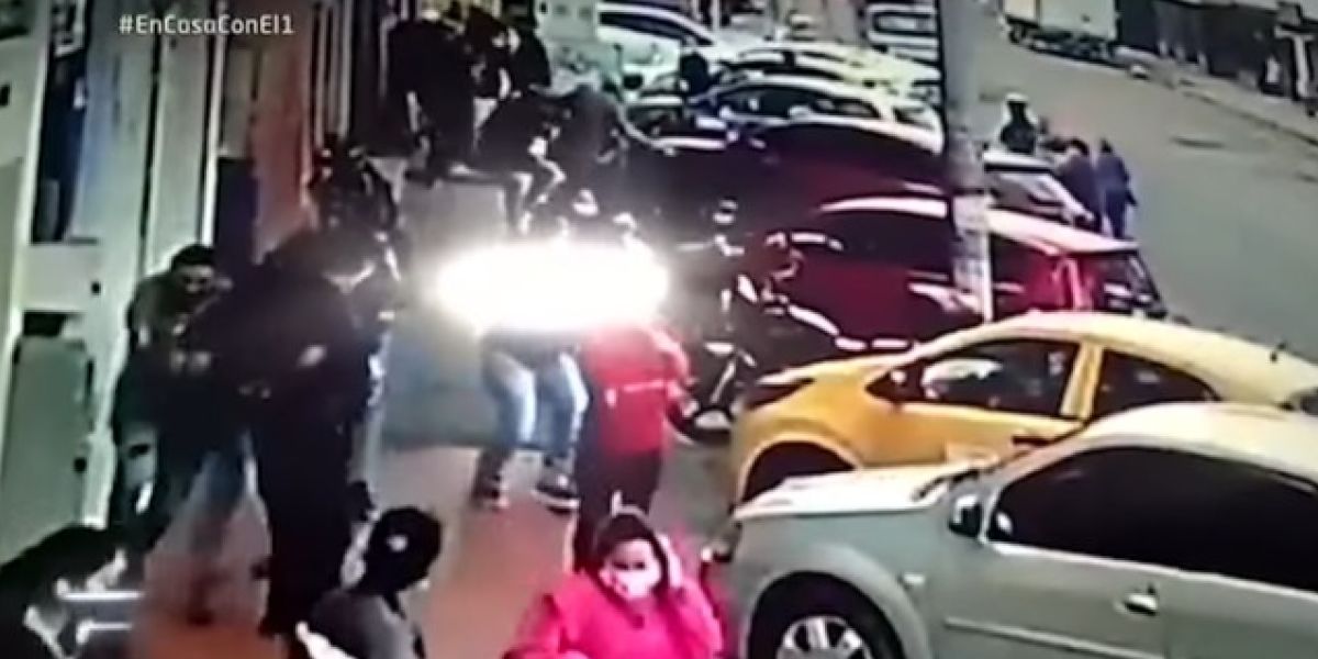 Robo afuera de banco en Bogotá.