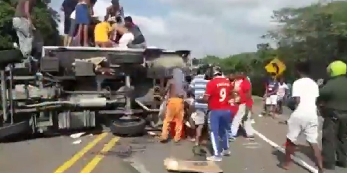 Con machetes en mano, saquean camión volcado con carga de pescado ...