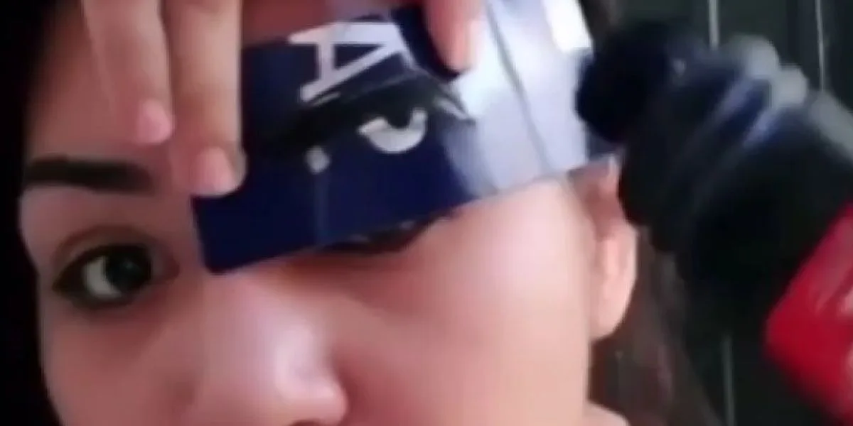 (Video) Por falta de plata, mujer se pintó las cejas con betún líquido