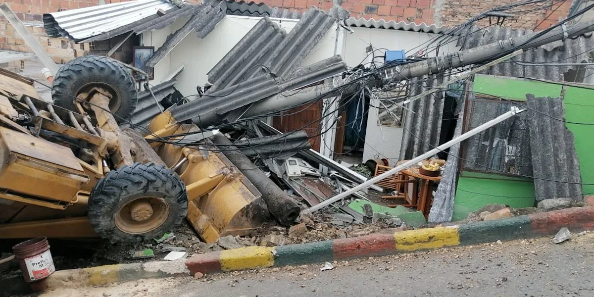 Retroexcavadora perdió el control y colisionó contra dos viviendas en el sur de Bogotá