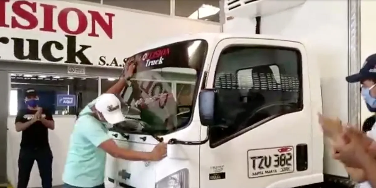 Restauran y entregan camión al conductor afectado en medio de saqueo