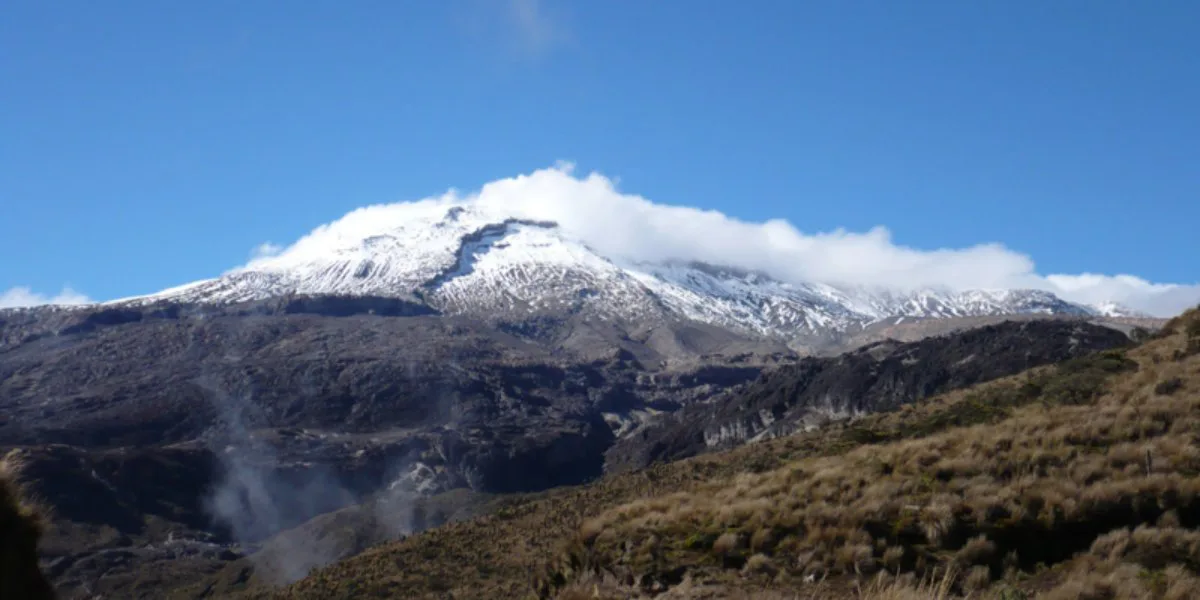Registran emisión de cenizas del Volcán Nevado del Ruiz