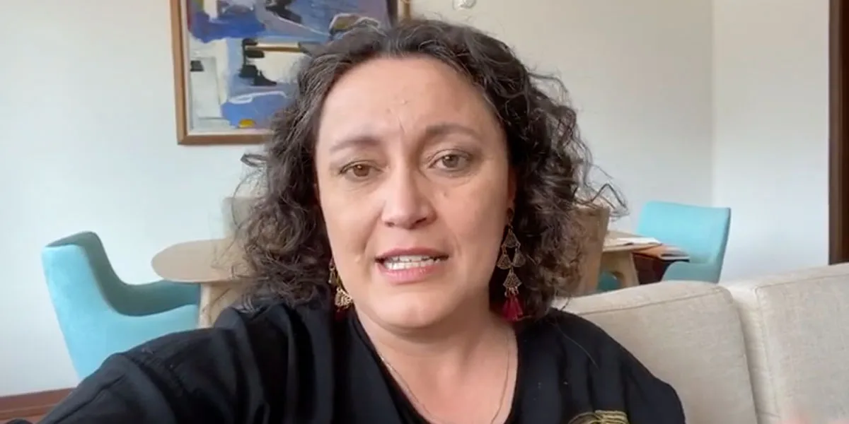 Angélica Lozano ofrece disculpas por “madrazos”