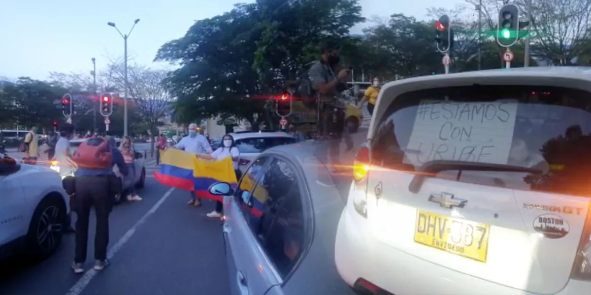 En apoyo a Uribe bloquean con vehículos vía del sector La Alpujarra de Medellín