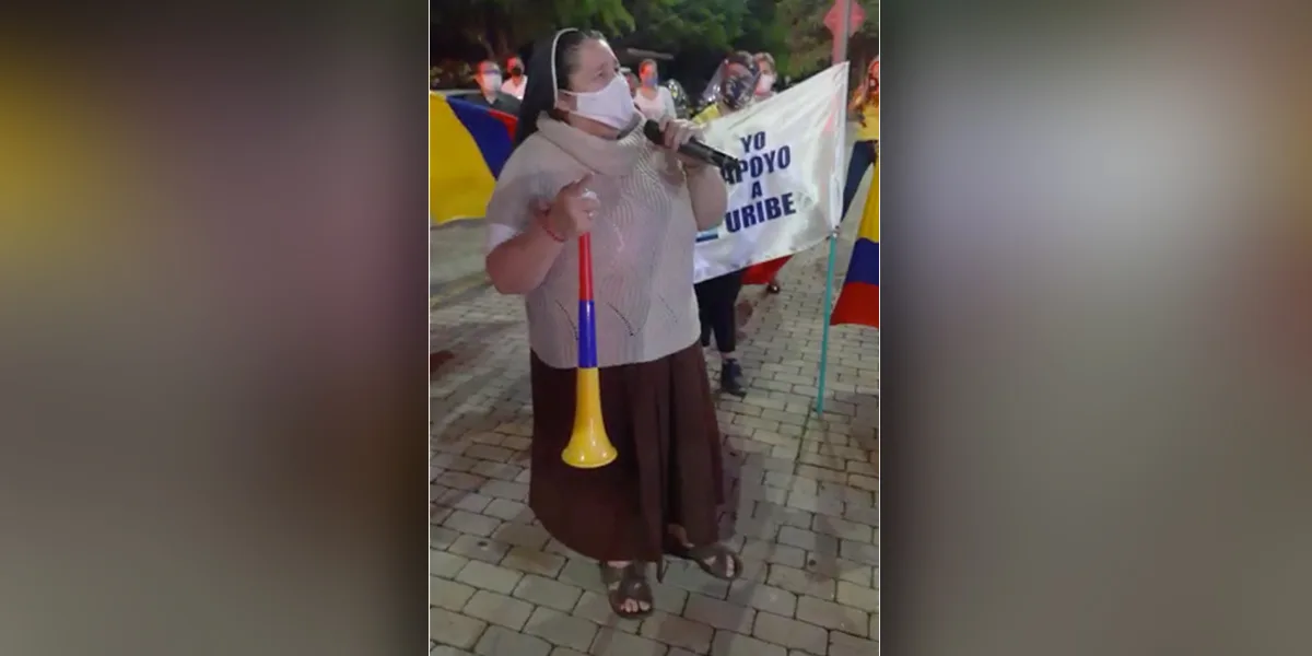 (Video) Reapareció la ‘monja uribista’ y con micrófono en mano clamó por Álvaro Uribe