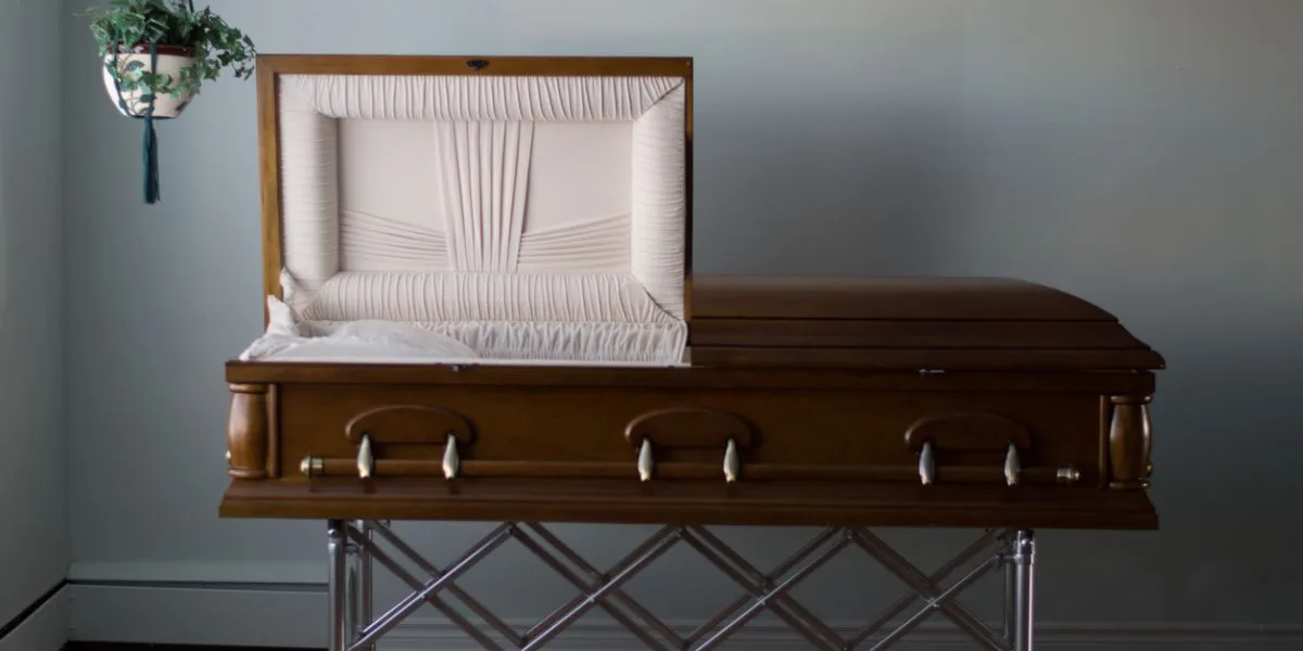 Mujer de 20 años había sido declarada muerta, pero despertó en la funeraria