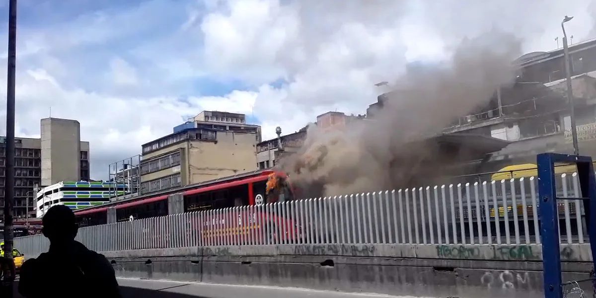 Emergencia en el centro de Bogotá: se incendia un bus de Transmilenio